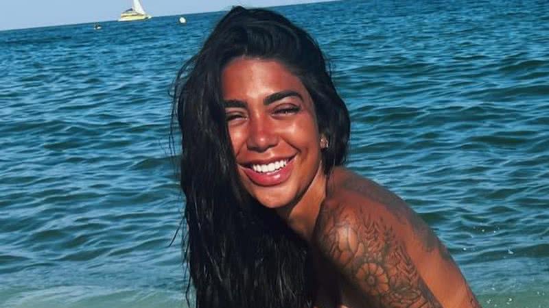 Dhiovanna Barbosa faz topless na praia - Reprodução/Instagram