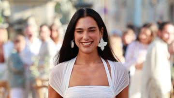 Dua Lipa opta por vestido branco totalmente transparente com fendas e detalhes bucólicos - Foto/Getty Images