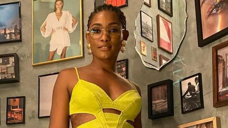 Erika Januza esbanja estilo e elegância ao surgir usando um look amarelo - Reprodução/Instagram