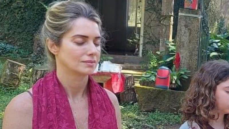 Leticia Spiller faz yoga com a filha - Reprodução/Instagram