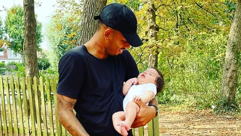 Gabriel Jesus celebra seu primeiro Dia dos Pais coladinha com a filha - Reprodução/Instagram