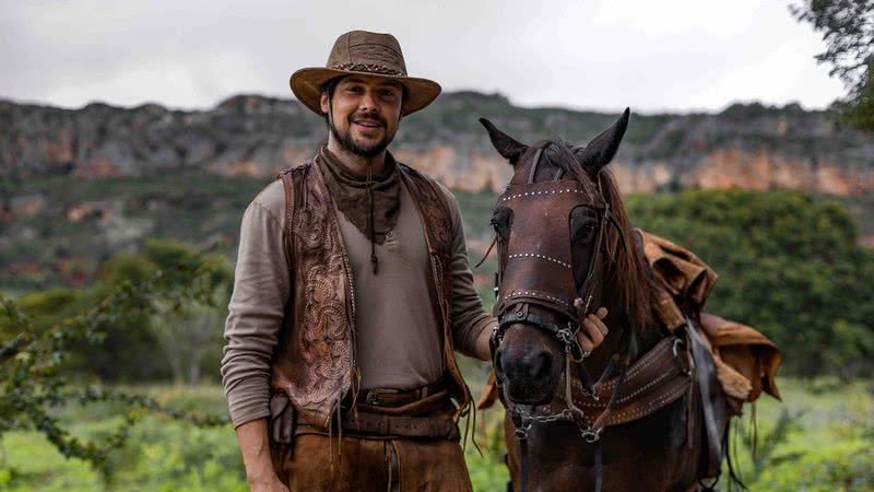 Zé Paulino (Sergio Guizé) na novela Mar do Sertão - Foto: Globo/Ronald Santos Cruz