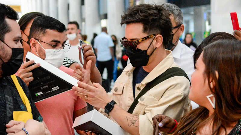 Junior Lima com os fãs em aeroporto no Rio de Janeiro - Fotos: Webert Belicio  / Agnews