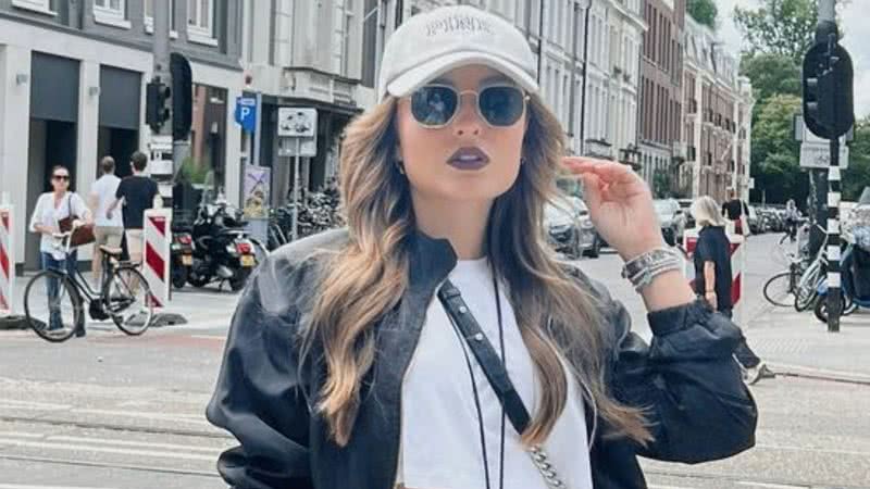 Larissa Manoela aposta em minissaia e cropped para passear pelas ruas de Amsterdam - Reprodução/Instagram