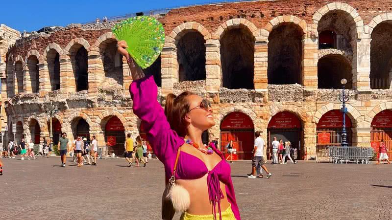 Larissa Manoela aposta em estilo colorido e curto para passeio em cidade romântica na Itália - Foto/Instagram