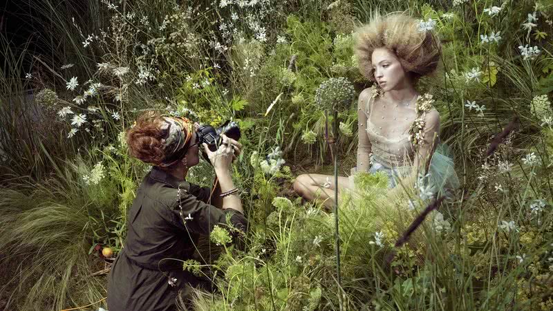 Lila Moss, the Seer, nos bastidores do ensaio para o Calendário Pirelli 2023 - Crédito das fotos: Dos bastidores do Calendário Pirelli 2023, por Emma Summerton, fotos de Alessandro Scotti.