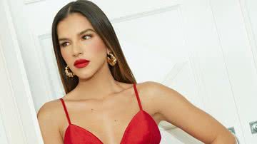 Mariana Rios deixa pernas à mostra em micro-vestido vermelho com recortes - Foto/Instagram