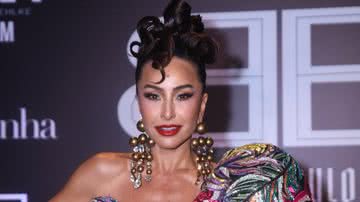 Sabrina Sato esbanjou elegância com look colorido - Foto: Leo Franco/AgNews