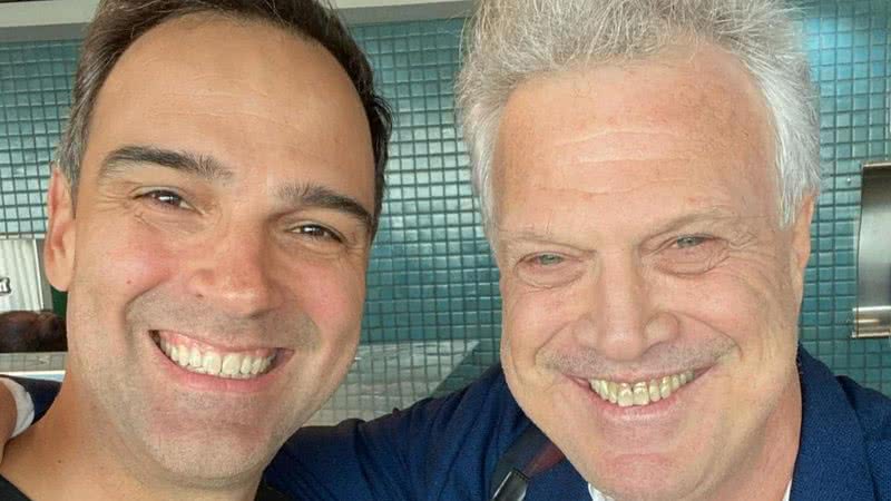 Tadeu Schmidt e Pedro Bial se encontram durante voo - Reprodução/Instagram