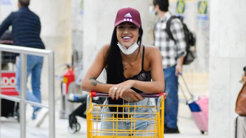 Bia Miranda desembarcou no aeroporto do Rio de Janeiro com novo visual e novo namorado - Foto: Webert Belicio/AgNews