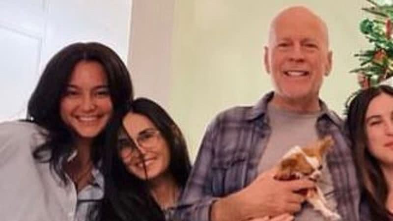 Bruce Willis apareceu ao lado da ex-esposa Demi Moore, a atual companheira Emma Heming Willis e suas cinco filhas - Reprodução: Instagram