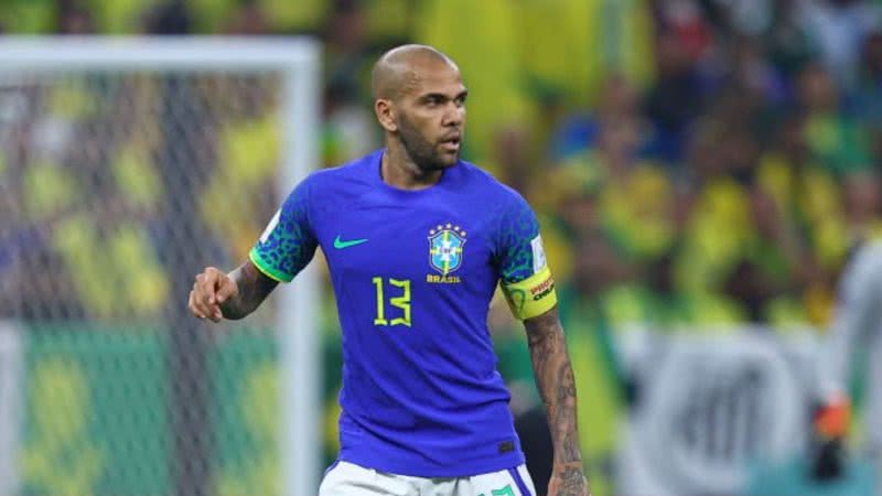 Daniel Alves foi capitão da partida da Seleção Brasileira contra Camarões, que acabou perdendo por 1 a 0 - Foto: Getty Images