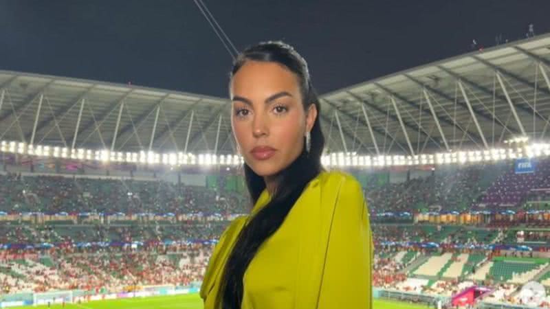 Influenciadora Georgina Rodríguez esteve no estádio com quatro filhos do jogador, que pode estar fazendo sua última Copa - Foto: Reprodução / Instagram