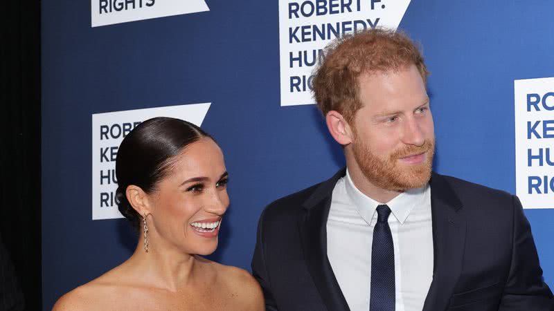 Após documentário polêmico, Rei Charles III deixa o filho Harry e sua esposa, Meghan Markle, de fora da festa de Natal da realeza - Foto: Getty Images