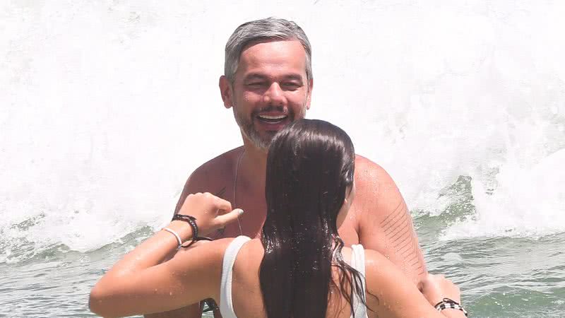 A filha de Otaviano Costa e Flávia Alessandra se divertiu ao lado do pai na praia - Foto: Dilson Silva/AgNews