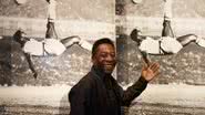 O jogador Pelé posando em frente a um painel; atleta morreu nesta quinta, 29, aos 82 anos - Foto: Getty Images