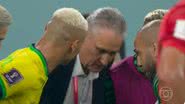 Tite faz a dança do pombo em jogo da Copa do Mundo do Catar - Foto: Reprodução / Globo