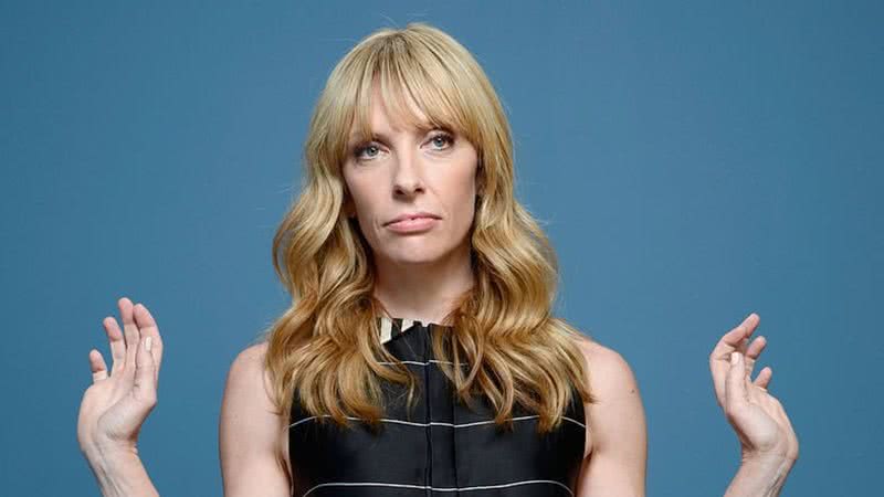 Atriz Toni Collette se separa de marido David Galafassi depois que ele foi visto aos beijos com outra mulher na Austrália - Foto: Reprodução / Getty Images