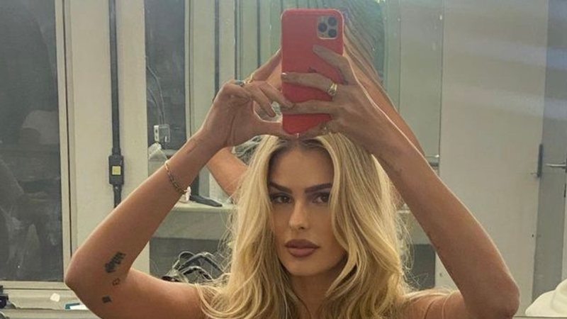 Yasmin Brunet posou para selfie apenas de lingerie - Reprodução: Instagram