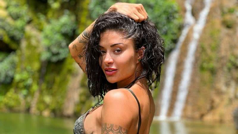 Aline Campos esbanja beleza ao surgir só de biquíni em meio a natureza - Reprodução/Instagram