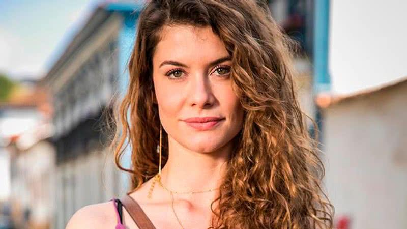 Só de roupão, Alinne Moraes esbanja beleza e boa forma! - (Divulgação/TV Globo)