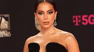 Anitta aposta em look decotado para premiação - Foto: Getty Images