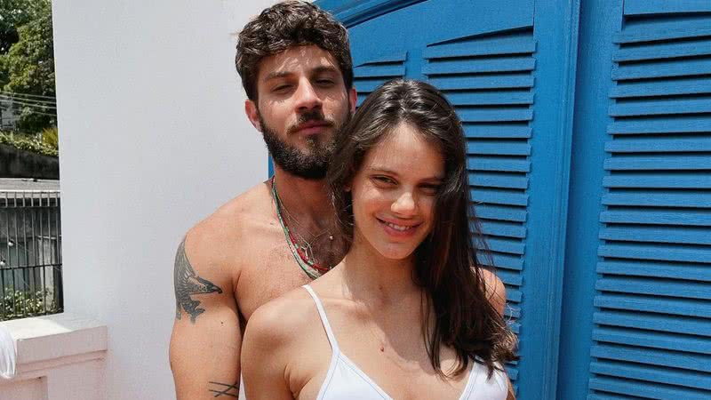 Chay Suede posta fotos de Laura Neiva e se derrete: ''A beleza é você'' - Reprodução/Instagram