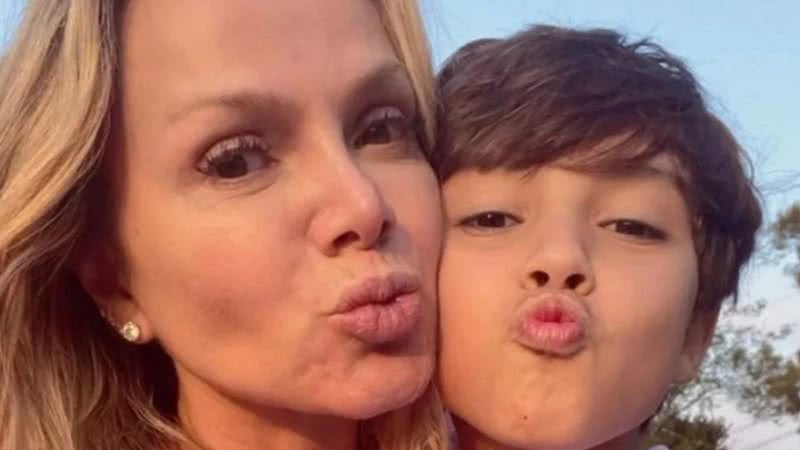 Eliana e o filho tomam a vacina contra a covid-19: ''Dia de emoção'' - Reprodução/Instagram