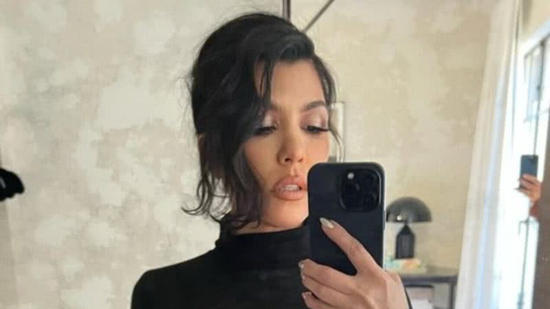 Kourtney Kardashian ficou belíssima vestindo um look preto em suas selfies - Reprodução: Instagram