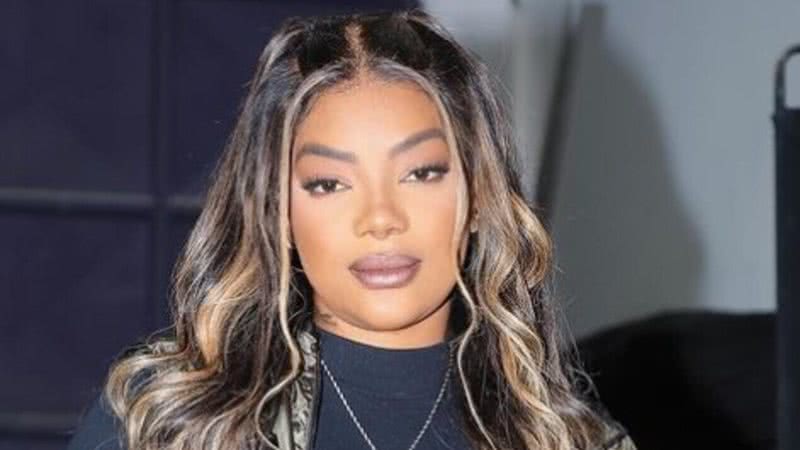 Ludmilla posou em frente a sua casa nova para comemorar seu sonho realizado - Reprodução: Instagram