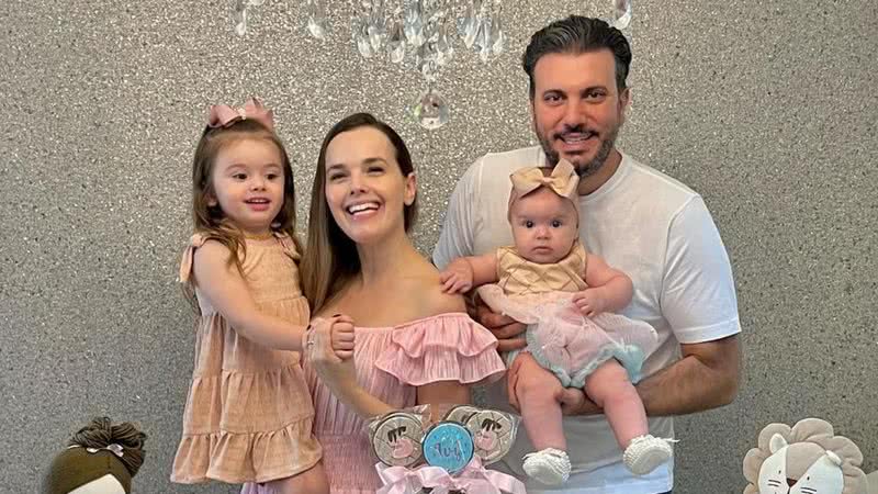 Thaeme Mariôto publicou fotos com a família na festa de 5 meses de Ivy - Reprodução/Instagram