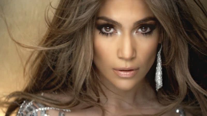 Aos 52 anos, Jennifer Lopez surge belíssima de top - (Reprodução/Youtube)