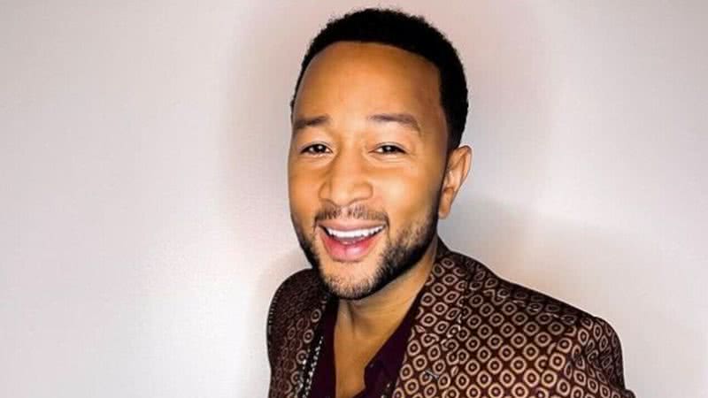 John Legend viajou sozinho para o Vietnã, mas sua esposa marcou presença nos comentários de seu post - Reprodução: Instagram