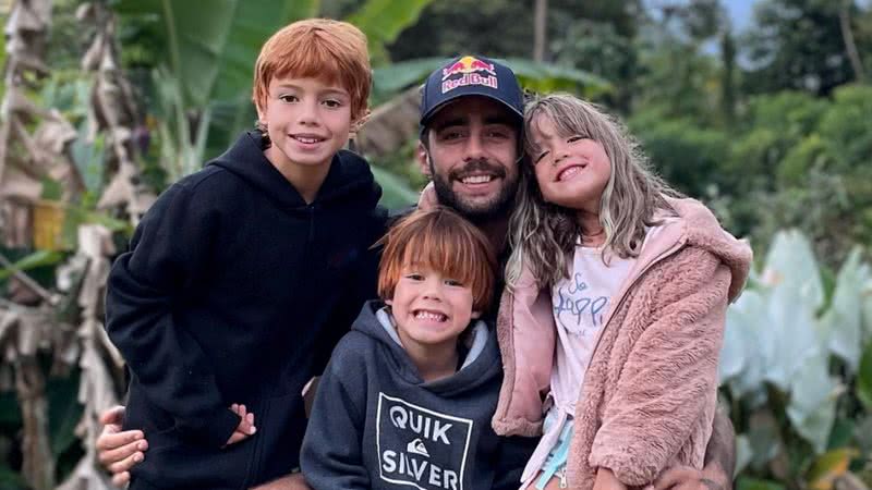 Equipe de Pedro Scooby compartilha clique do surfista com os filhos, Dom, Liz e Bem - Foto/Instagram