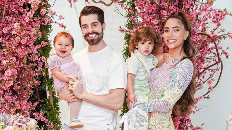 Romana Novais e Alok compartilham cliques dos filhos, Ravi e Raika, se divertindo na praia - Foto/Instagram