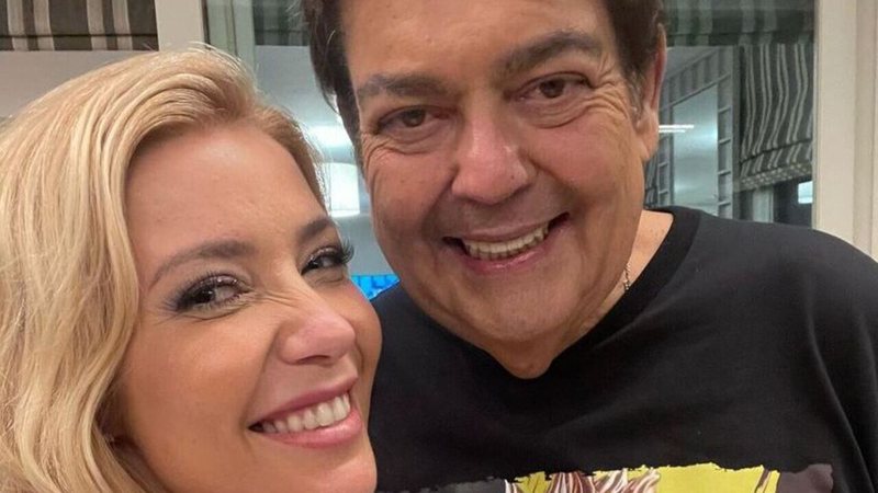 Cantora aparece coladinha ao apresentador em clique e deixa mensagem especial a Faustão nas redes sociais - Reprodução / Instagram