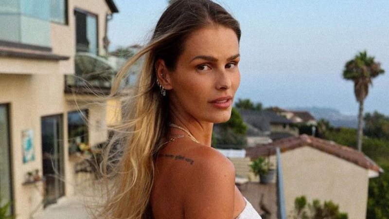 Yasmin Brunet exibe corpaço ao posar de biquíni para foto na praia - Reprodução / Instagram