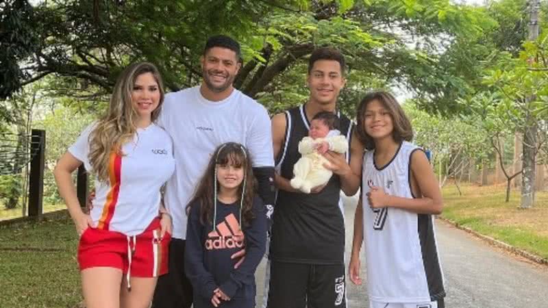 Os filhos do jogador Hulk fizeram uma homenagem no aniversário do pai - Reprodução: Instagram