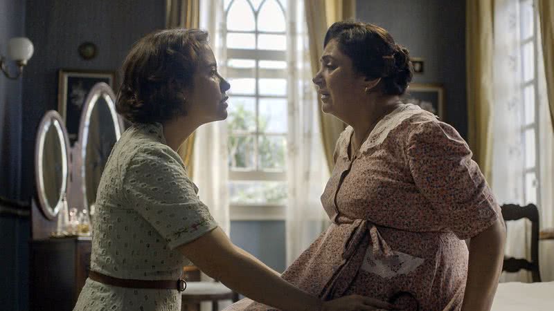 Heloisa (Paloma Duarte) e Fátima (Patricia Pinho) na novela Além da Ilusão - Foto: Globo / Divulgação