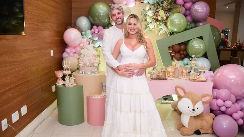 Isabella Cecchi e Pedro Orduña descobriram se estão esperando um menino ou uma menina - Fotos: Leo Franco/AgNews