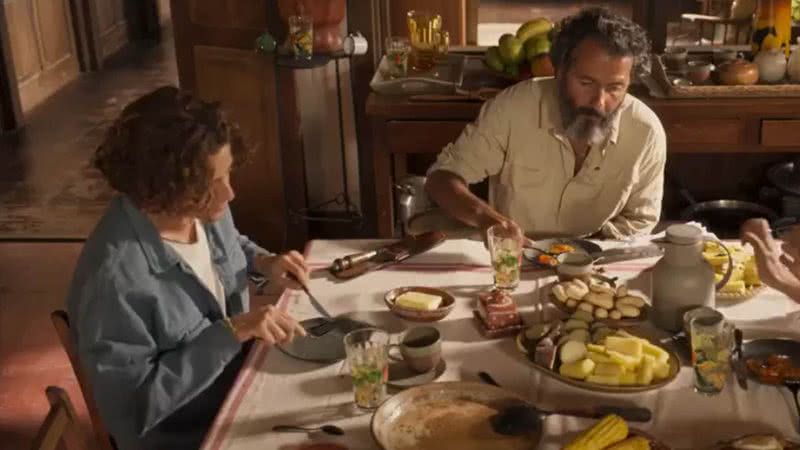 Jove (Jesuíta Barbosa) aparece comendo com o prato vazio em cena com José Leôncio (Marcos Palmeira) na novela Pantanal - Foto: Reprodução / Globo