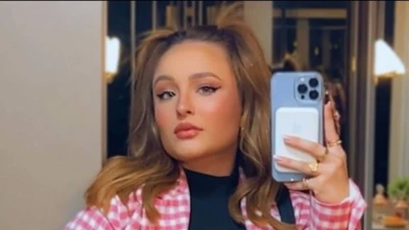 Larissa Manoela pubicou tbt onde aparecia morena e de biquíni - Reprodução: Instagram