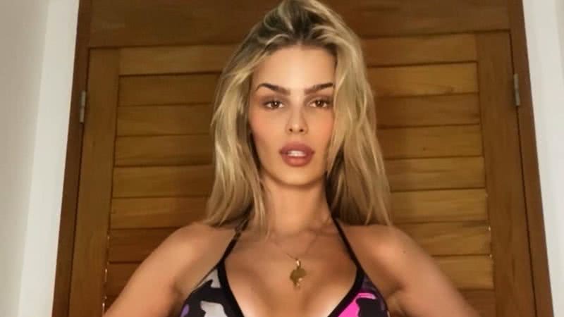 Yasmin Brunet exibe tatuagem íntima ao postar clique de biquíni na praia - Reprodução/Instagram