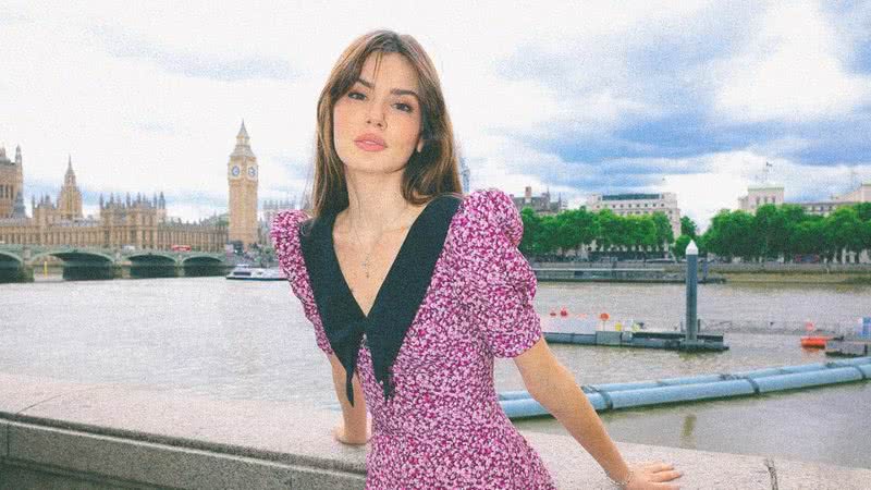 Camila Queiroz aposta em vestido florido para sessão de fotos em pontos turísticos de Londres - Foto/Instagram