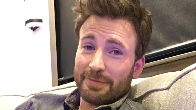 Ator Chris Evans brinca ao se despedir de celular antigo - Reprodução/Instagram