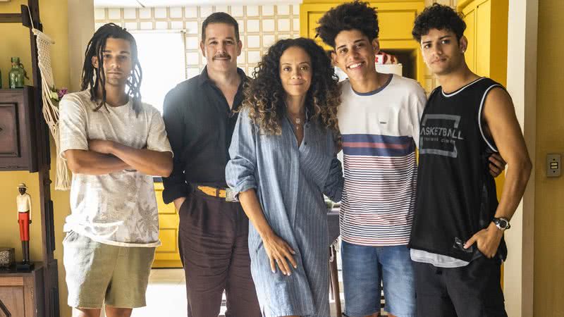 Marcelo (Lucas Leto), Tenório (Murilo Benício), Zuleica (Aline Borges), Roberto (Cauê Campos) e Renato (Gabriel Santana) na novela Pantanal - Foto: Globo / João Miguel Junior