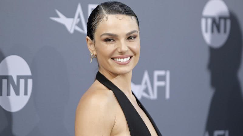 Isis Valverde no AFI Life Achievement Awards - Fotos: E! Entertainment/Divulgação