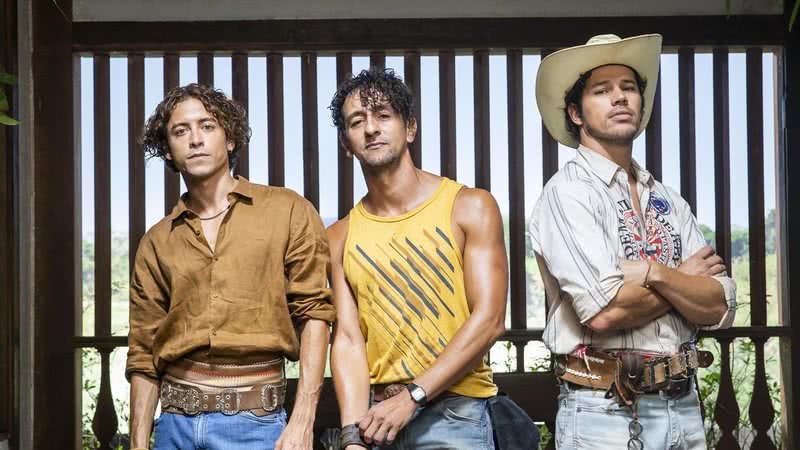 Jove (Jesuíta Barbosa), José Lucas (Irandhir Santos) e Tadeu (José Loreto) na novela Pantanal - Foto: Globo / João Miguel Junior