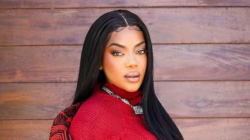 Ludmilla aposta em body cavadíssimo e casaco com cauda para evento de caridade - Foto/Instagram