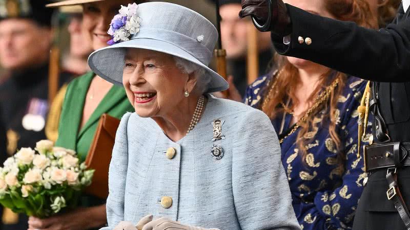 A Rainha Elizabeth II estava sorridente em cerimônia na Escócia - Foto: Getty Images